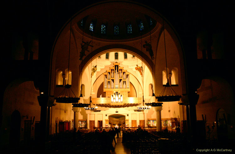 ParisStFerdinanddesTernes2006Apr_011